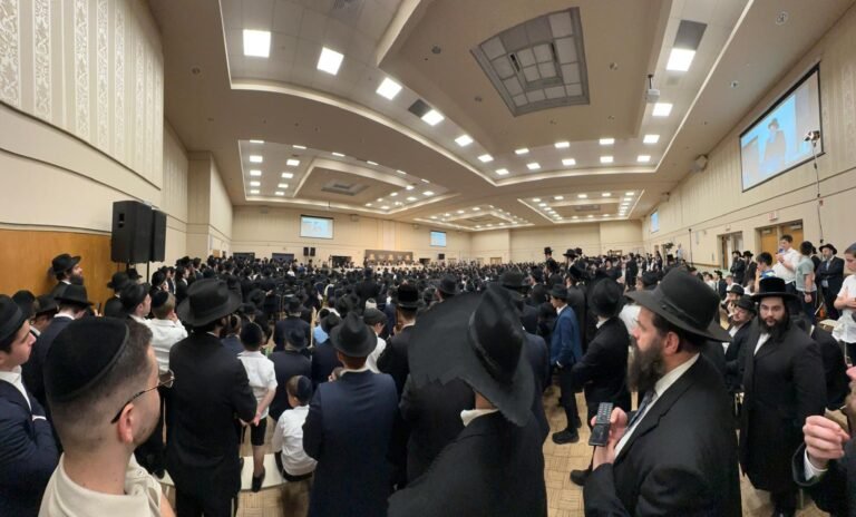 The community gathered in the hall at the Israeli Centre